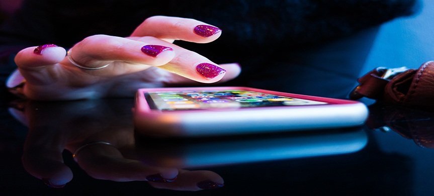 Fingrar på mobiltelefon