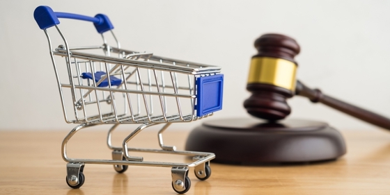 Dekorbild på kundvagn och domstolsklubba.