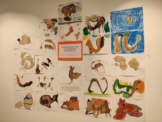 Vägg med bilder som eleverna skapat utifrån kaffefläckar