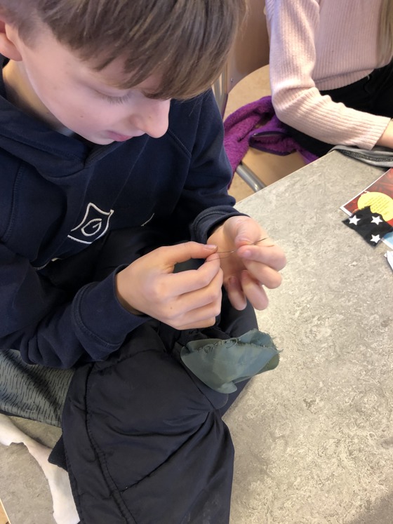 Elev lagar klädesplagg