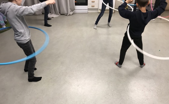 Elever som snurrar rockringar