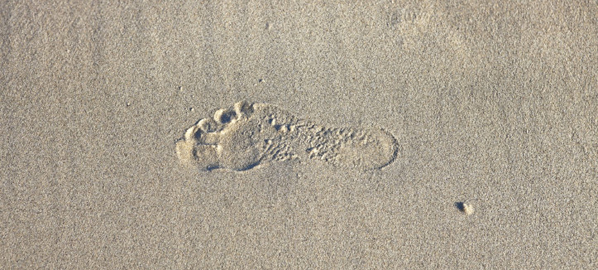 Fotavtryck i sand.
