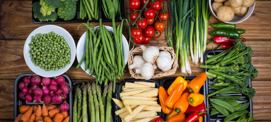 Nyskördade grönsaker snygg upplagda på bord.