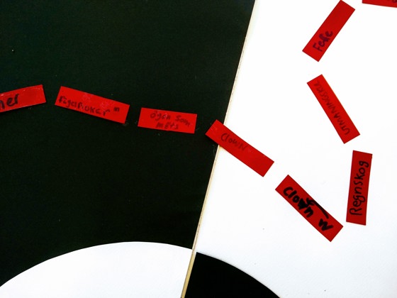 Röda lappar med elevernas anteckningar