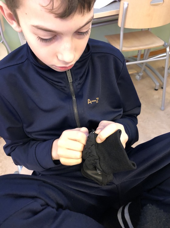 Elev lagar klädesplagg