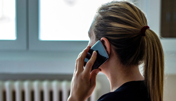 Dekorbild på anonym kvinna som talar i telefon.